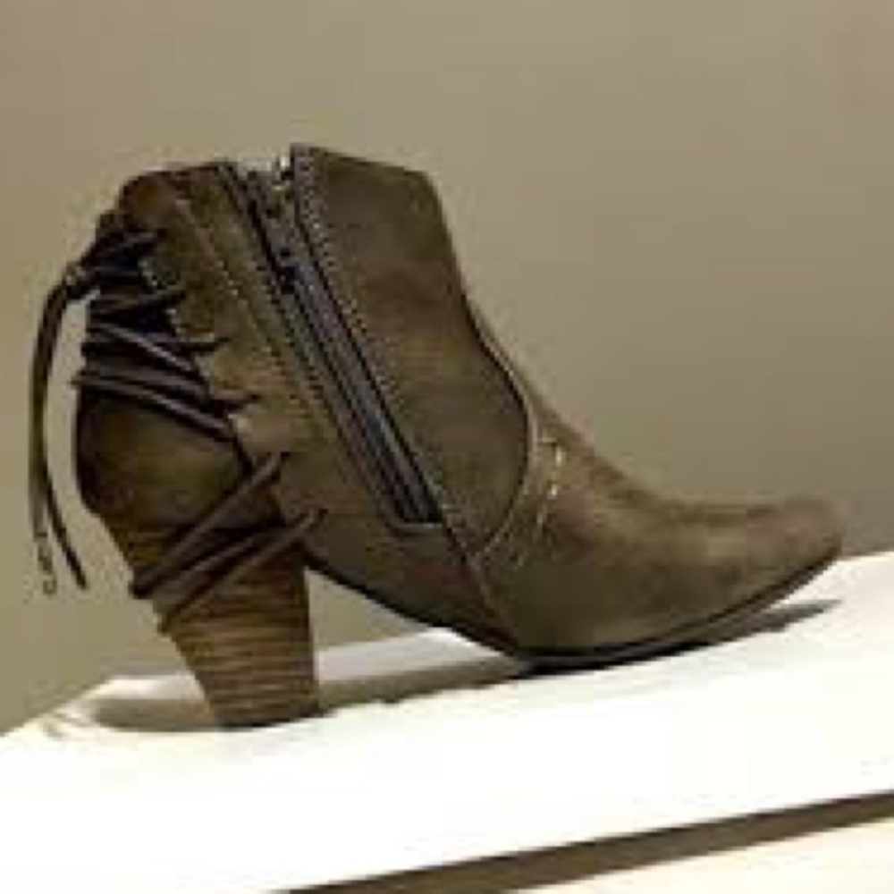 Report Milla Women’s Ankle Boot - Brown Lace-Up Back, Chunky Heel - Size 7.5